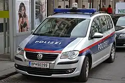 Österreichisches Polizei-Einsatzfahrzeug in blau-rot-silberner Farbgebung