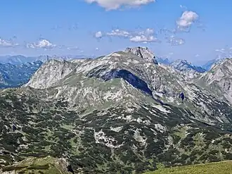 Blick vom Karlstein nach Westen über das Becken der Hochalm auf den Vorderen (li.) und Hinteren Polster (re.). Rechts dahinter der quaderförmige Gipfel des Ebensteins.