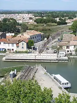 Eisenbahn–Drehbrücke über den Kanal in Aigues-Mortes
