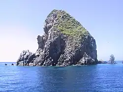 Faraglioni della Madonna, Faraglioni di Calzo u.&nbsp;a. vor der Insel Ponza (⊙40.89428712.972369)