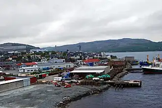 Foto eines Hafens mit einer Siedlung im Hintergrund