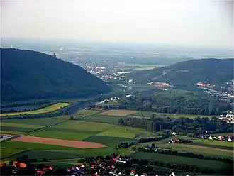 Blick aus der Luft nach Nordosten: Wittekindsberg (links) und Jakobsberg (rechts) an der Porta Westfalica