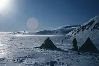 Lager an der Ostflanke des Portal Mountain unweit des Polarplateaus