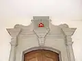 Portal von St. Jodokus mit alter Darstellung des Gemeindewappens (1780)