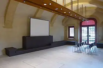 Vortragssaal im Inneren des Tores