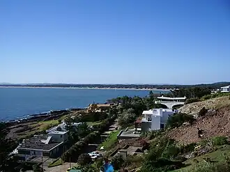 Blick vom Casapueblo in die dortige Bucht und auf Portezuelo
