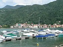 Blick über den Bootshafen auf das Ortszentrum von Porto Ceresio