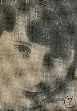 Porträt der 31-jährigen Lili Grün in der Zeitung Wiener Tag bei der Veröffentlichung ihres Romans Herz über Bord. Sie blickt zielgerichtet zum Betrachter, wobei die Kamera einen Teil ihres linken Gesichts abschneidet.