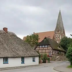 Pfarrwitwenhaus und Kirche St.&nbsp;Marien in Poseritz