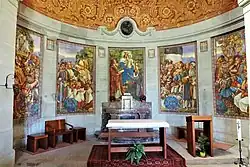 Posieux – Chapelle votive du Sacré-Cœur de Jésus (Alphonse Andrey, 1911–1924): Innenansicht, mittlere Apsis mit Fresken (Oscar Cattani, 1923-1929-1931) und Altar – Detail