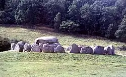 Poskær Stenhus von der Straße nach Agri aus gesehen