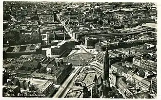 Luftbild vom Alexanderplatz, der Georgenkirche und dem Marienviertel, man kann den Bahnhof Alexanderplatz und die Marienkirche erkennen, im Hintergrund sind das Berliner Schloss und der Berliner Dom zu sehen, ca. 1930