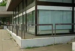 Gliederung im Erdgeschoss analog zu den umlaufenden Balkonen der Obergeschosse