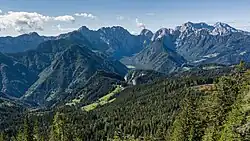 Blick von der Höhle nach Südwesten über Podolševa zu den Steiner Alpen