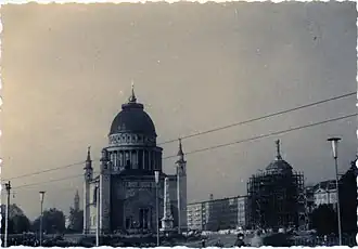 1962: Die Nikolaikirche hat gerade wieder ihre Laterne erhalten (siehe Gerüst auf der Kuppel), das Rathaus wird als Kulturhaus Marchwitza wieder aufgebaut
