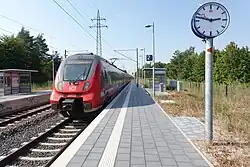Regionalzug fährt an den neuen oberen Bahnsteig ein