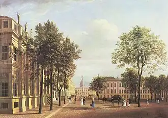 Blick vom Hotel Zum Einsiedler zum Alten Markt mit Obelisk und Altem Rathaus, rechts der Westflügel des Stadtschlosses, davor der 1821 von Peter Joseph Lenné gestaltete ehemalige Fiakerplatz, links das Eckhaus im Vordergrund der als Kommandantur dienende alte Plögersche Gasthof