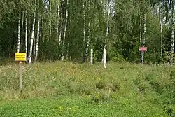 Markierungen und Warnschilder an der polnischen Seite der Grenze