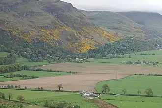 Blick auf Blairlogie am Fuße des Dumyat