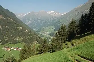Blick auf die Ortschaften St. Andrä, Bichl und Hinterbichl, rechts darüber der Finsterwitzkopf