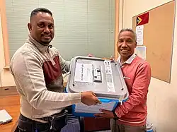 Ankunft der Wahlurne in der osttimoresischen Botschaft in Canberra