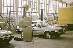 Prüfhalle 1988 mit Pkw Peugeot 309