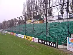 Hintertortribüne im Ďolíček