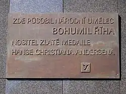 Dieses Bild zeigt eine Gedenktafel in Prag (Praha - Staré Město, Národní 29, pamětní deska Bohumila Říhy)