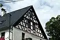 Haus mit Fachwerk-Giebel