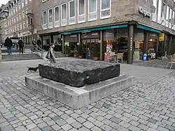 Schwarze Granitskulptur auf dem Nürnberger Hauptmarkt, entstanden anlässlich des Symposion Urbanum (1971)