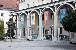 Fassade des Prešeren-Theaters Kranj (Prešernovo gledališče)