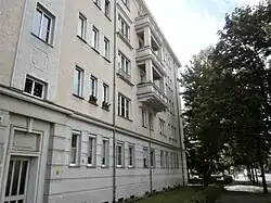 Straßenfront 17–24