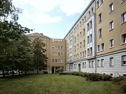 Südwestecke zur Pasteurstraße: 118, 118a