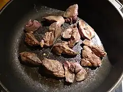 Mehlierte Hähnchenleber beim Braten