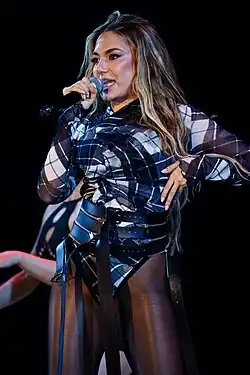 Gjata während eines Konzerts in Pristina, 2015