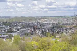 Blick auf viele Gebäude, Bäume unten im Foto