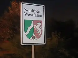 Grenzschild mit vereinfachtem Landeswappen im „NRW-Design“ (1991)