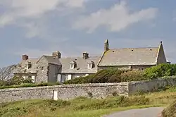 Bei Vauville: ehemalige Benedikti­nerabtei, Zuhause von Florelle: ⊙49.643-1.8461666666667