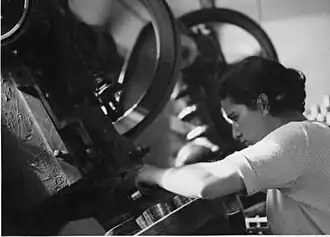 Arbeiterin bei Primazon Ltd., Netanja, ca. 1937, Israel Museum Collection, B01.0244(0534)