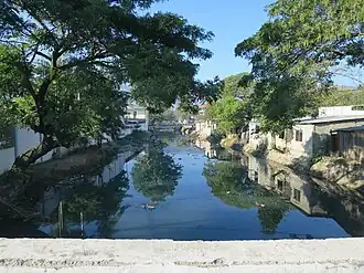 Blick von der Brücke über den Mota Bidau auf Bidau Mota Claran am linken Ufer