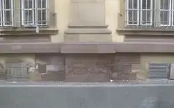 Pilastersockel mit den Initialen HB, dem Baumeisterzeichen und der Jahreszahl 1607.