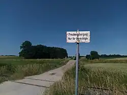 Privatwegübergang an der Bahnstrecke Gessertshausen–Türkheim, 2025 noch mit Schild der Deutschen Bundesbahn