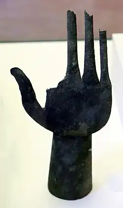 Etruskische Bronzehand (7. Jh. v. Chr.; Museo Nazionale Etrusco di Villa Giulia, Rom)