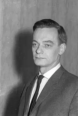 leer blickender Mann in Anzug, Schwarz-weiß-Foto