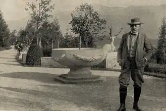 1906 – Emanuel Seidl mit Brunnen im Park seiner Villa in Murnau