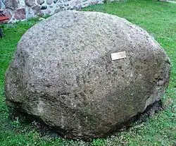 Der Schalenstein von Reinsbek – bei der Vicelinkirche Pronstorf