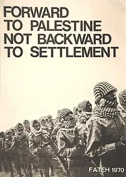 Ein schwarz-weißes Poster. Zu sehen ist eine marchierende Reihe von Soldaten mit um den Kopf gewickelter schwarz-weißer Kufiya; darüber der Schriftzug: „Forward to Palestine not backward to Settlement“.