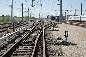 Teilansicht mit Dreischienengleis (Normal- und Meterspur) und Stromschiene