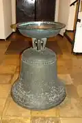Weihwasserschale auf der Glocke von 1352