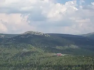 Die Berghütten Schronisko Odrodzenie und Špindlerova bouda (rechts im Bild) am Spindlerpass unter der Kleinen Sturmhaube.